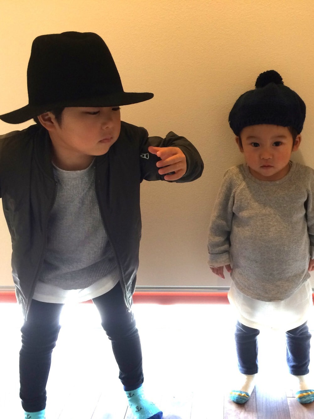 「カジュアルコーデ、男の子コーデ、兄弟コーディネート、キッズコーデ、キッズファッション、4歳、1歳」｜「Right-on KIDSのアイテム（ハット、ブラック系）」を使った、fuu__tooさん（キッズ・110cm）の秋コーディネートの1枚目の写真
