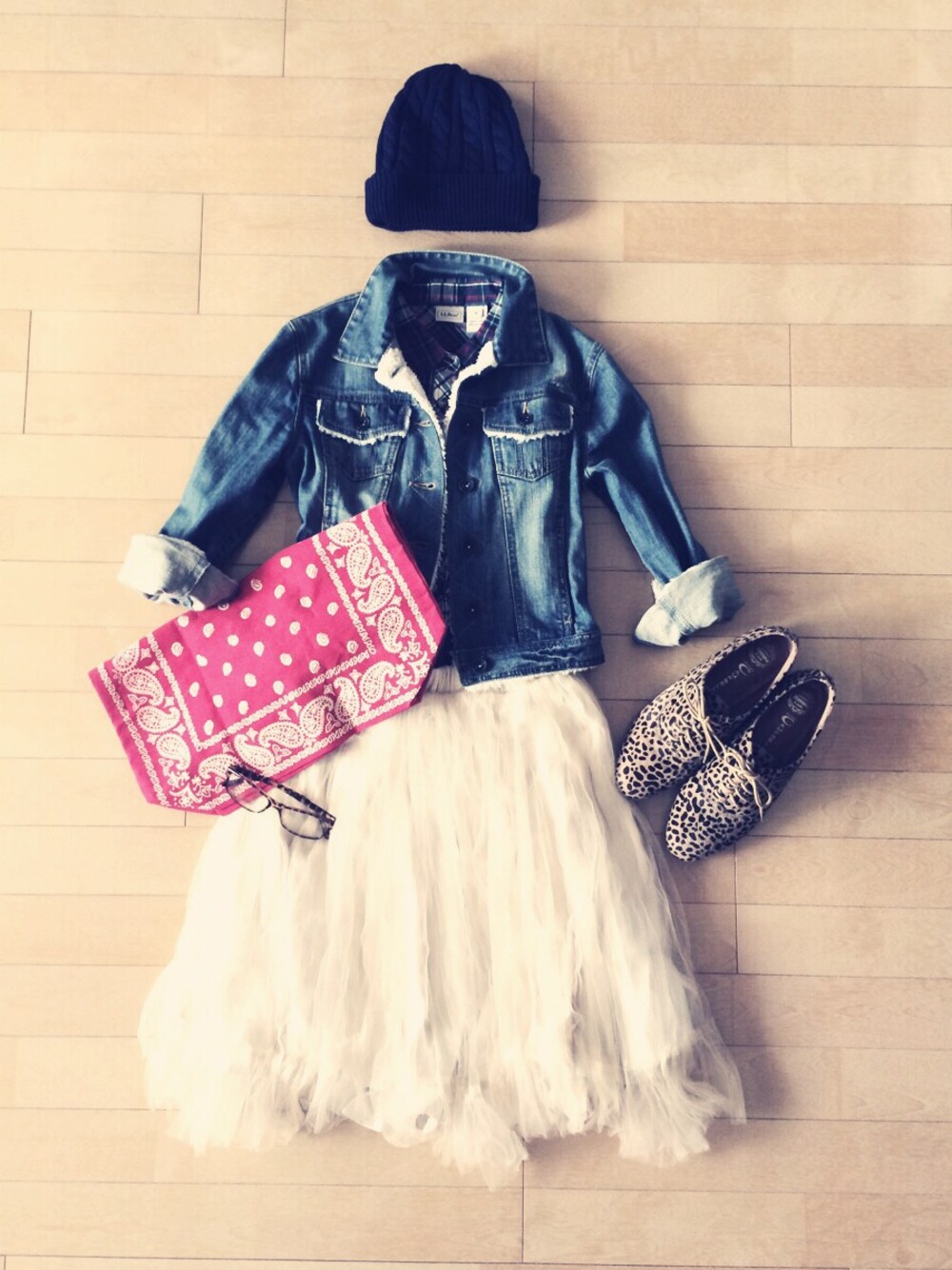 ブルー系のデニムジャケット、ベージュ系のその他シューズ、ピンク系のファンデーションを着用したレディースの春コーディネートの1枚目の写真