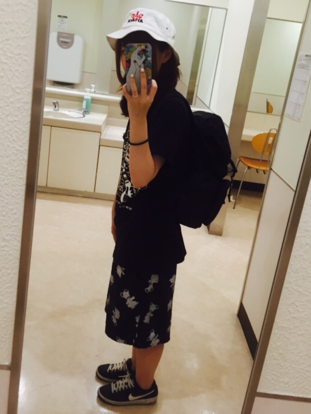 ブラック系のバックパック/リュック、ブラック系のTシャツ/カットソー、ブラック系のパンツを着用したレディースの夏コーディネートの1枚目の写真