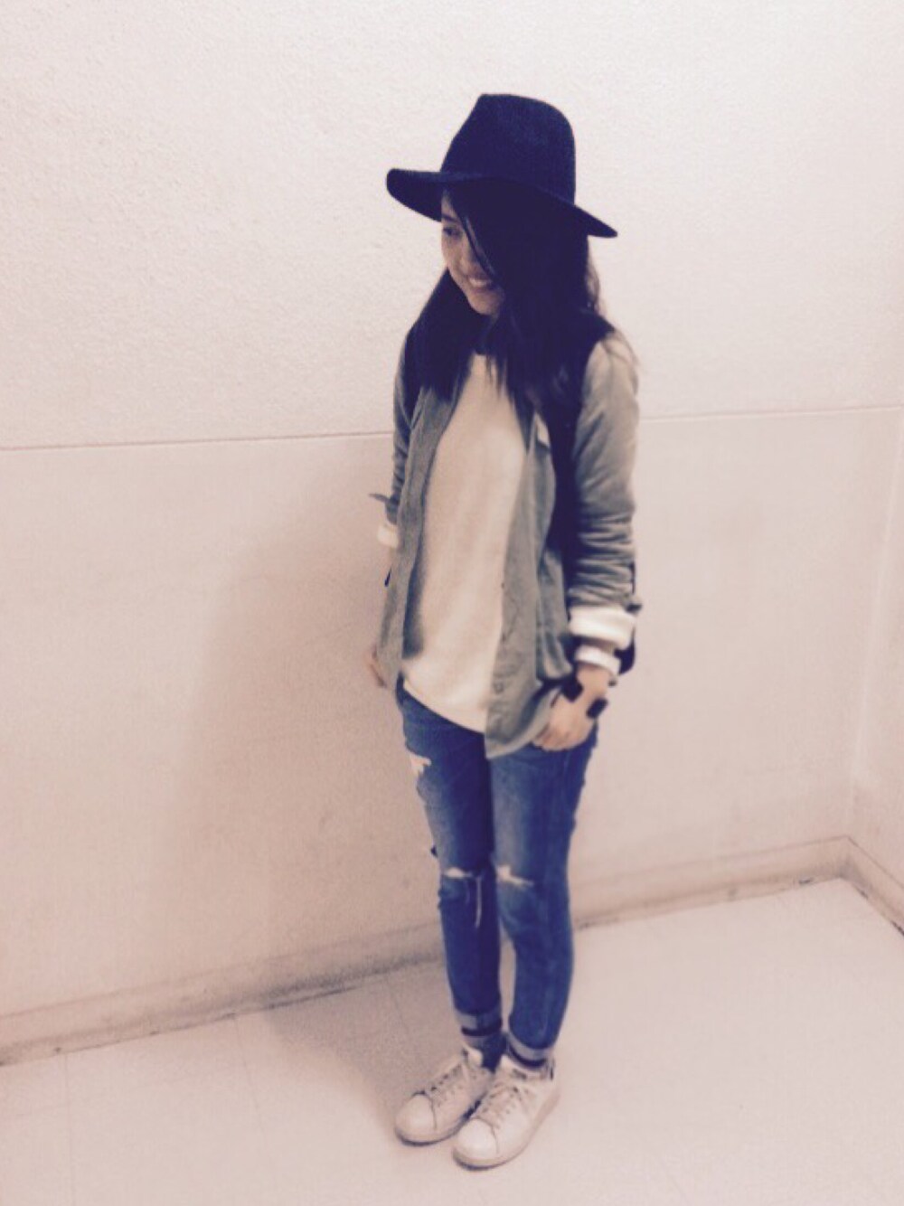 「SEVENDAYS＝SUNDAY、カーキ、白ニット、メンズライク、ダメージデニムパンツ、Wrangler、adidas originals」｜「SEVENDAYS=SUNDAYの甘織ツイル　長袖ミリタリーシャツ（シャツ/ブラウス、グリーン系）」を使った、mayukoさん（レディース・157cm）の秋コーディネートの1枚目の写真