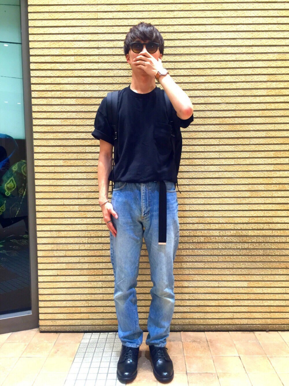 ブラック系のTシャツ/カットソー、ブルー系のデニムパンツ、ブラック系のレインシューズを着用したメンズの夏コーディネートの1枚目の写真