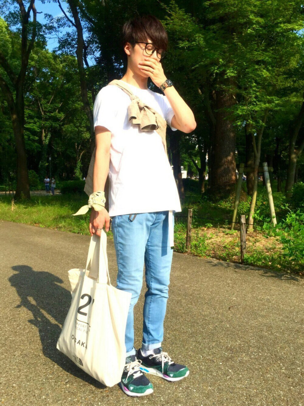 「ポケモンGO、白Tシャツ、シンプルスタイル、バンダナ、デニムパンツ、スキニーデニム、スニーカー、シンプル、ラフ、Tシャツ」｜「BEAMSのアイテム（アナログ腕時計、その他）」を使った、たかさん（メンズ・173cm）の夏コーディネートの1枚目の写真