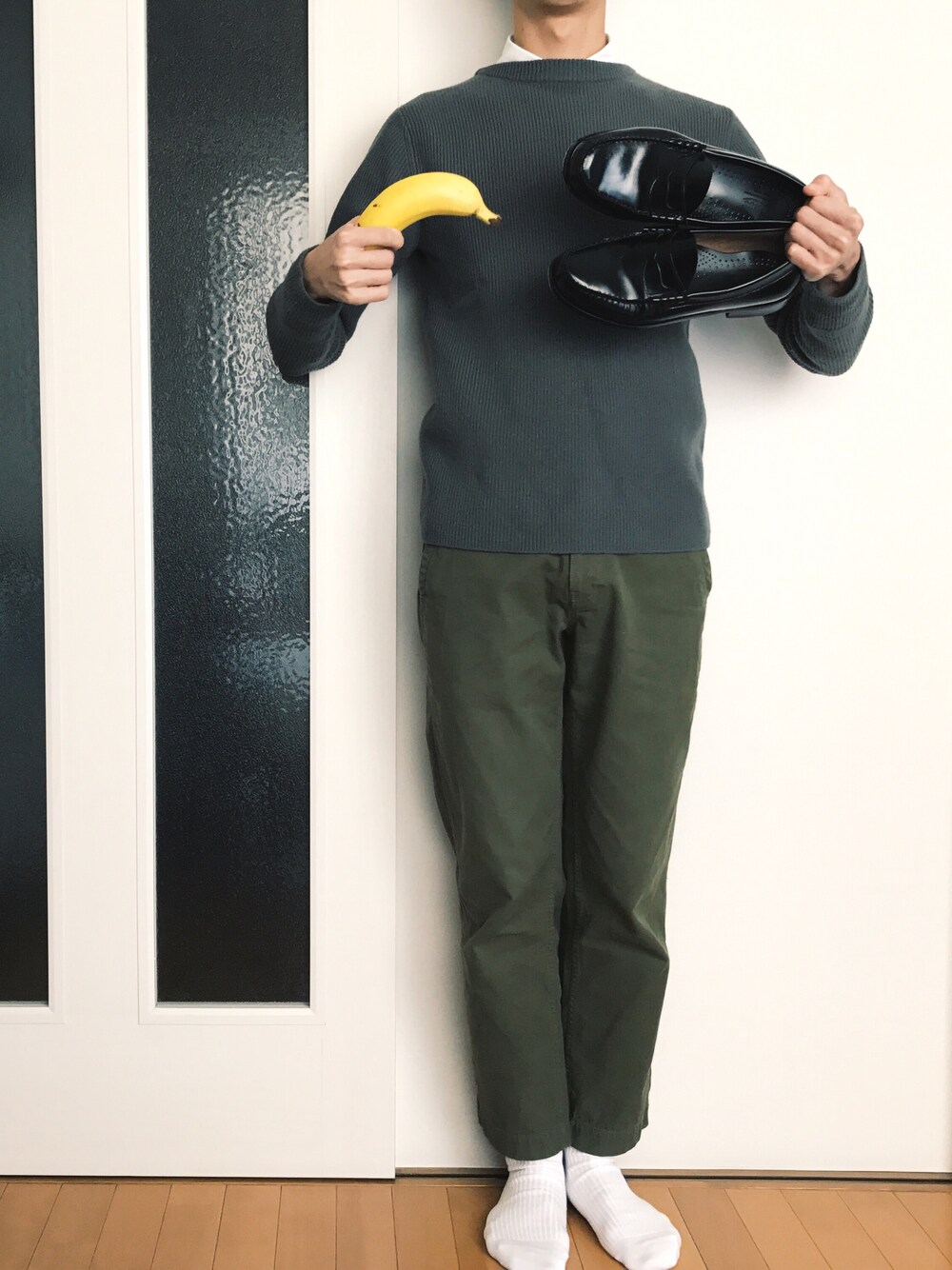 「バナナぶ、Doシンプル部、バナナ、バナナすべりー隊、シンプル、ワイドパンツ、ローファー、YAECA」｜「JOURNAL STANDARD relumeのタンボマチャイ チノワイドパンツ#（チノパンツ、グリーン系）」を使った、せんたーわけおさん（メンズ・176cm）の秋コーディネートの1枚目の写真