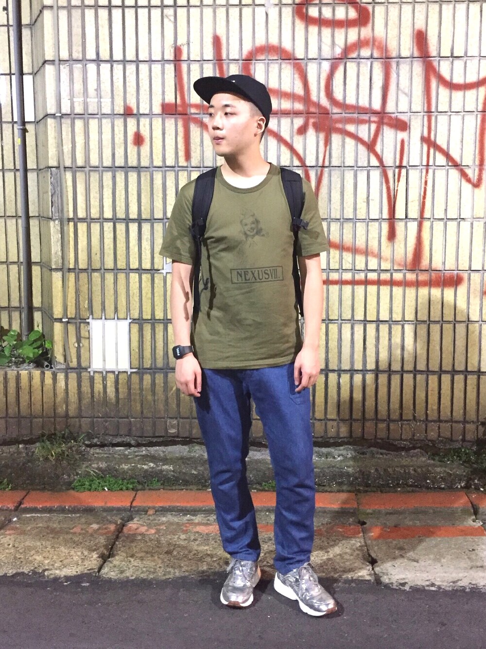 「NEXUSVIIのアイテム（Tシャツ/カットソー、グリーン系）」を使った、Jerome吳承勳さん（メンズ・174cm）の春コーディネートの1枚目の写真