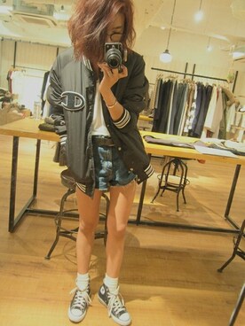 「＃デニム」｜「アイテム（ブルゾン）」を使った、知久友里恵さん（レディース・165cm）の秋コーディネート