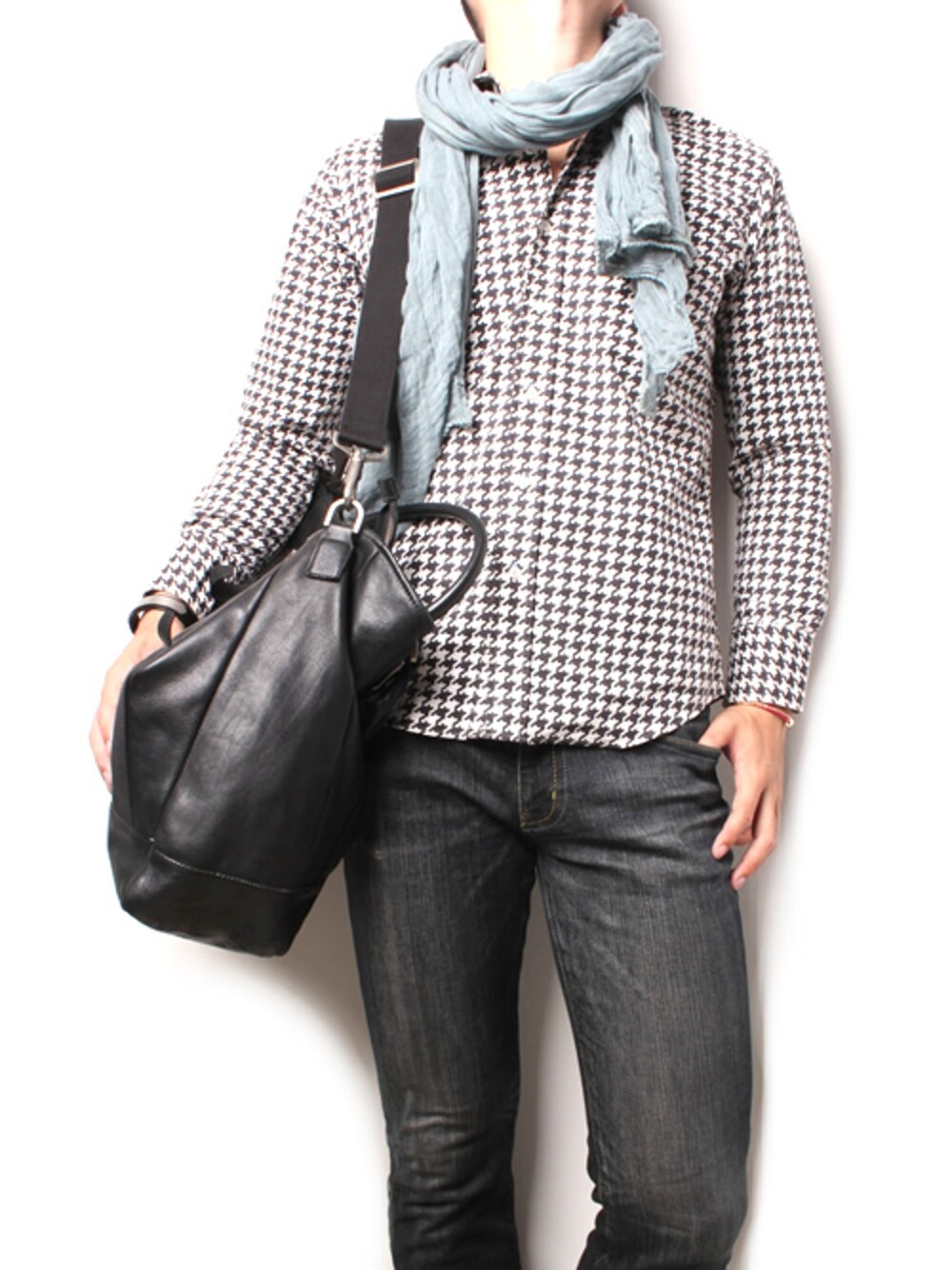 ブルー系のデニムパンツを着用したメンズの秋コーディネートの1枚目の写真