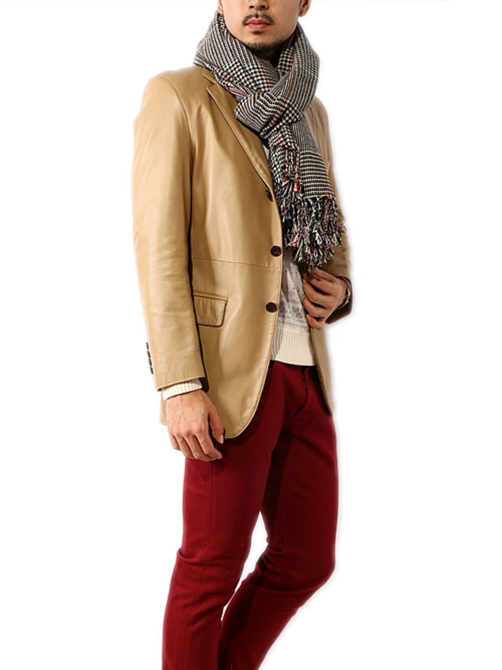 ベージュ系のテーラードジャケットを着用したメンズの秋コーディネートの1枚目の写真