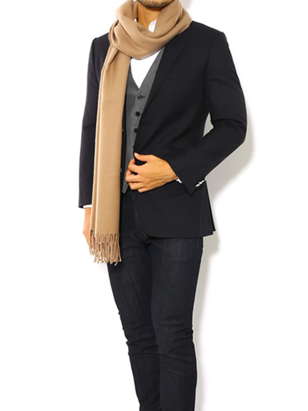 ブラック系のテーラードジャケットを着用したメンズの秋コーディネートの1枚目の写真