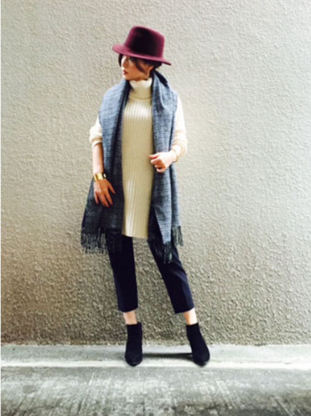 「ストール、ニットワンピース、オフタートル、styledeli、スタイルデリ」｜「STYLE DELIのオフタートルロングニットチュニック（チュニック、ホワイト系）」を使った、STYELEDELIさん（レディース・163cm）の冬コーディネートの1枚目の写真