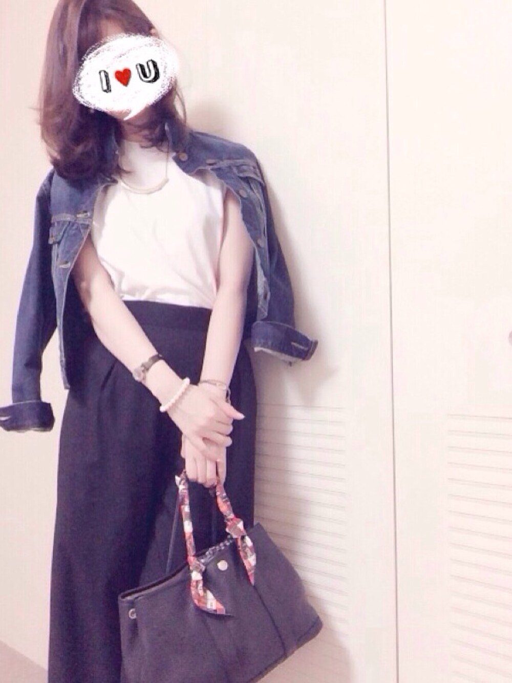 ブルー系のデニムジャケット、ホワイト系のTシャツ/カットソー、ブラック系のパンツを着用したレディースの秋コーディネートの1枚目の写真