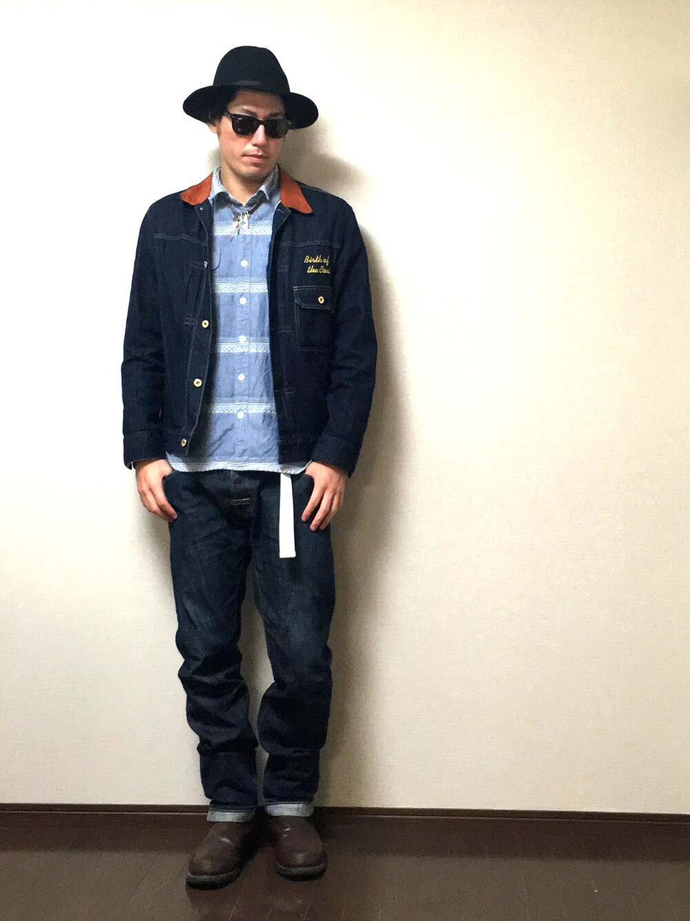ブルー系のデニムジャケット、ブルー系のシャツ/ブラウス、ブルー系のデニムパンツを着用したメンズの秋コーディネートの1枚目の写真
