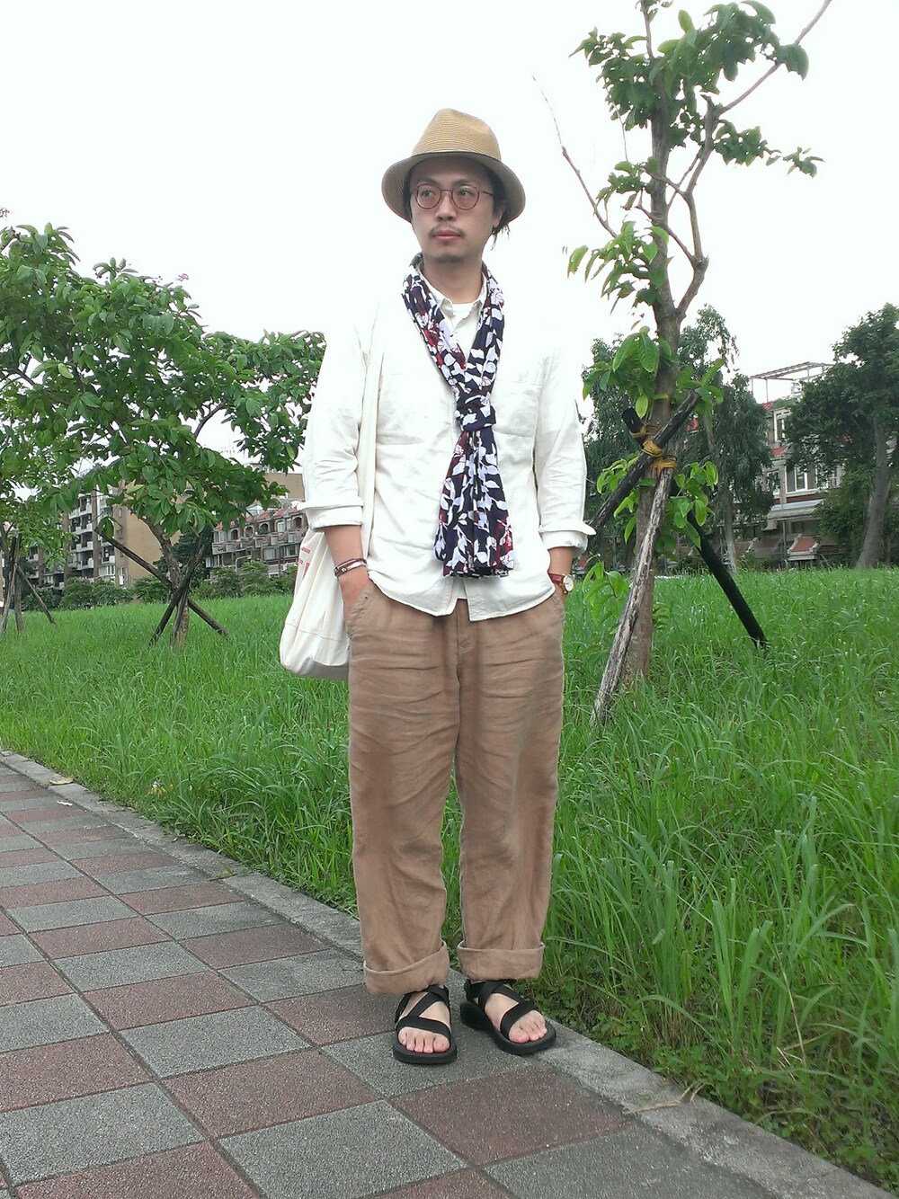 サンダルを着用したメンズの夏コーディネートの1枚目の写真