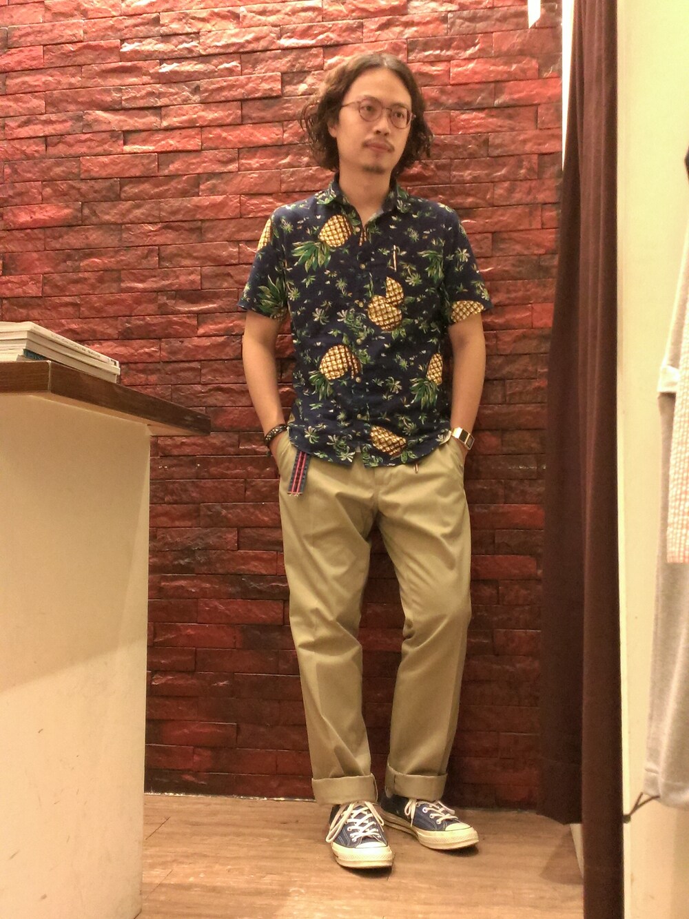 ベージュ系のデニムパンツを着用したメンズの夏コーディネートの1枚目の写真