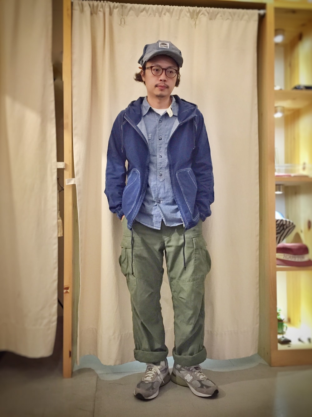 ブルー系のスタジャン、グリーン系のチノパンツ、ブルー系のキャスケットを着用したメンズの秋コーディネートの1枚目の写真