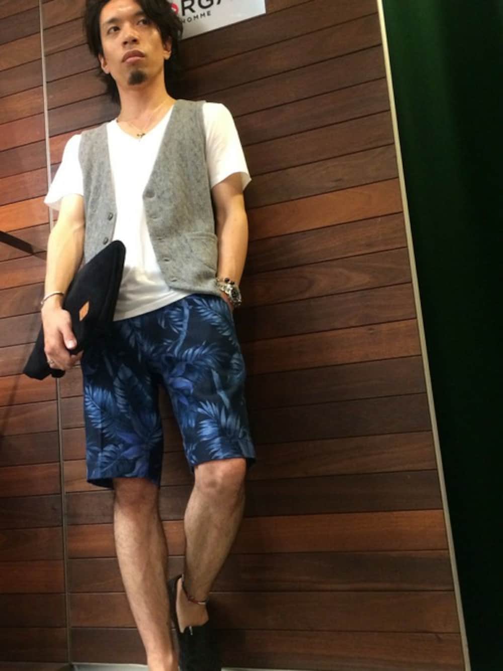 「柄パンツ、Vネック、スリッポン、アンクレット、ヴィンテージTシャツ、膝上ショーツ」｜「MORGAN HOMMEのMH ANKLETS　14SS（アンクレット、ブルー系）」を使った、UDAさん（メンズ・165cm）の夏コーディネートの1枚目の写真