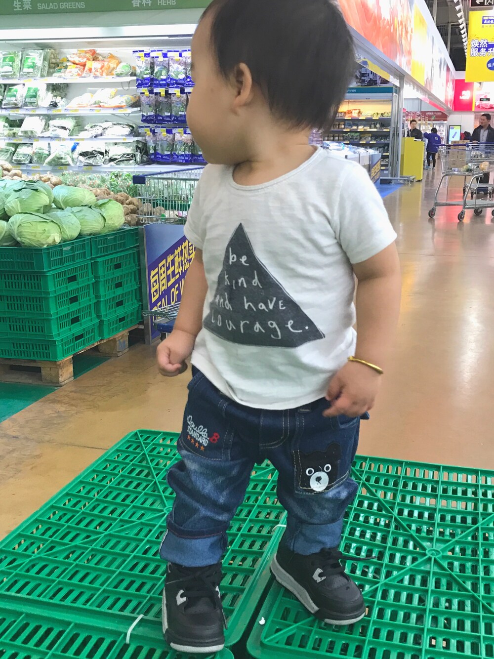 ホワイト系のTシャツ/カットソー、ブルー系のバッグ、ブラック系のシューズを着用したキッズの秋コーディネートの1枚目の写真