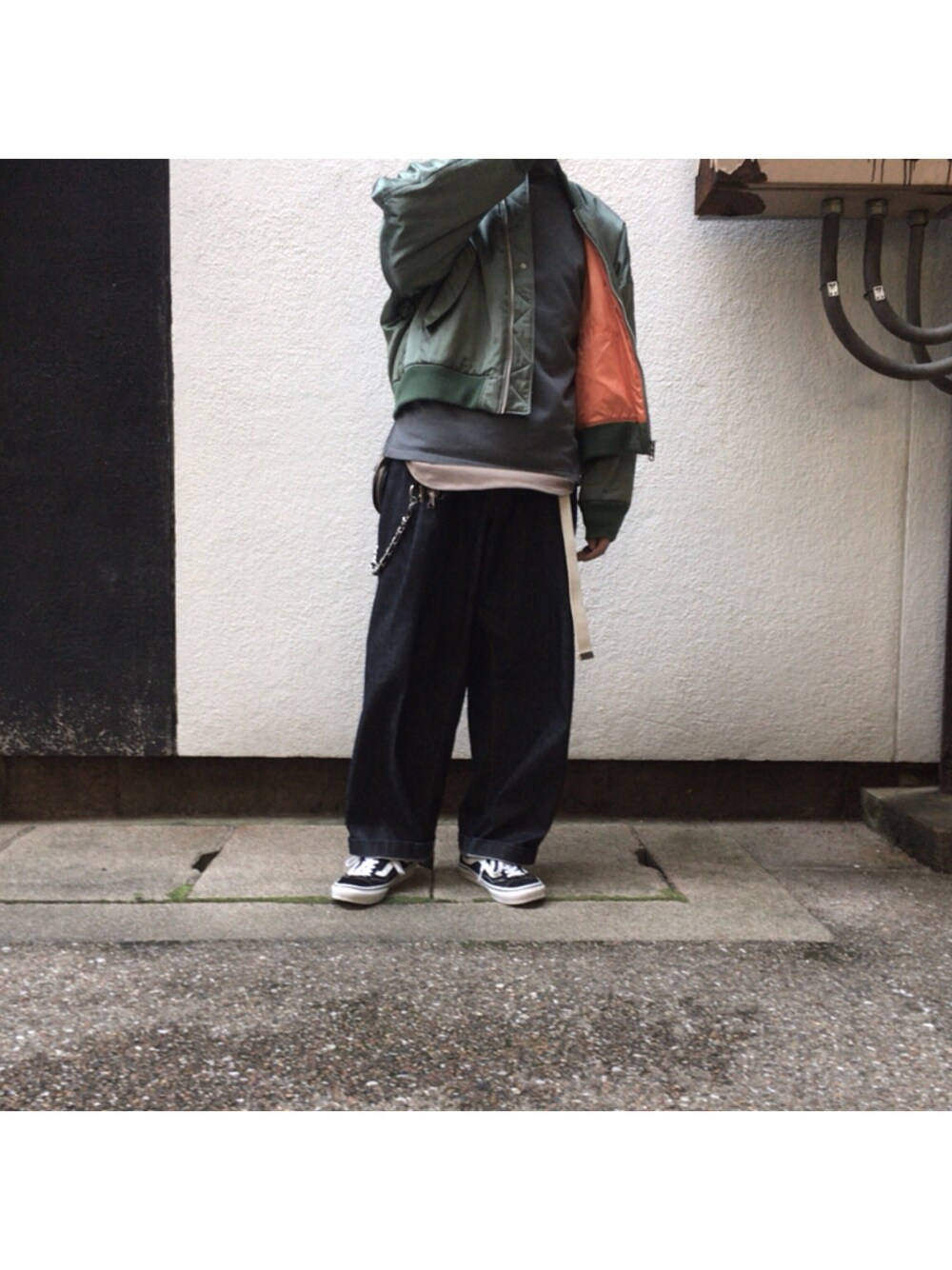 「秋、ビッグシルエット、冬、シンプル、スウェット、カーキ、neonsign、ootd、outfit、used」｜「NEONSIGNのアイテム（デニムパンツ、ブラック系）」を使った、おりかつおさん（メンズ・176cm）の秋コーディネートの1枚目の写真