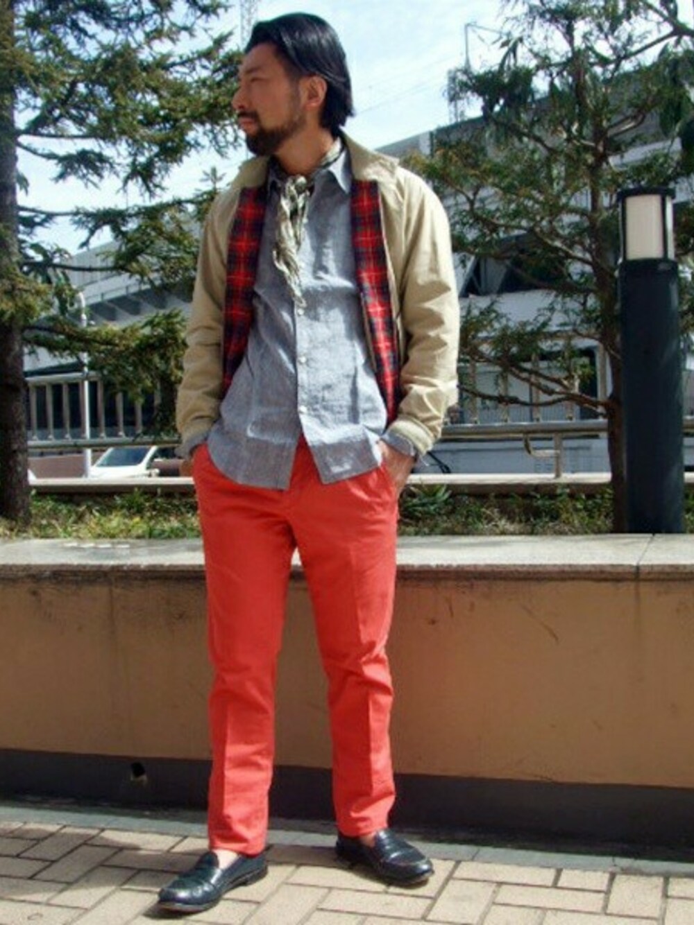 ベージュ系のブルゾン、ブルー系のシャツ/ブラウスを着用したメンズの春コーディネートの1枚目の写真