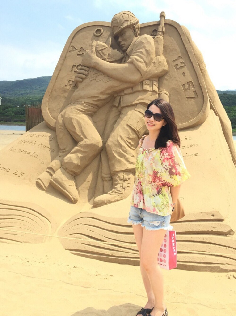 「FOREVER 21のアイテム（その他トップス、その他）」を使った、Vivian Kuoさん（レディース・165cm）の夏コーディネートの1枚目の写真