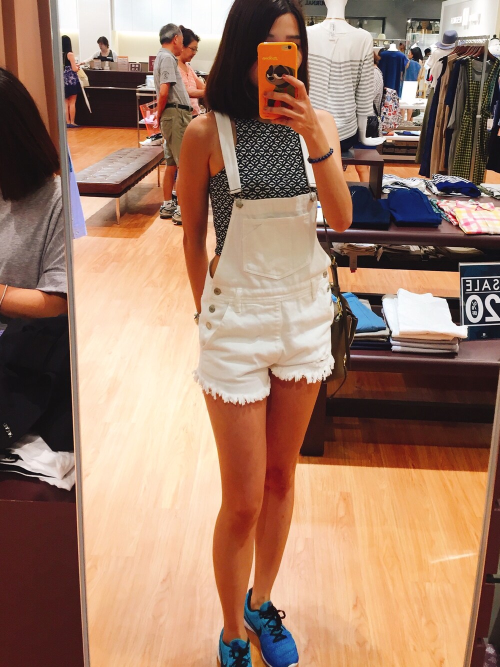 「PULL&BEARのアイテム（パンツ、ホワイト系）」を使った、Vivian Kuoさん（レディース・165cm）の夏コーディネートの1枚目の写真