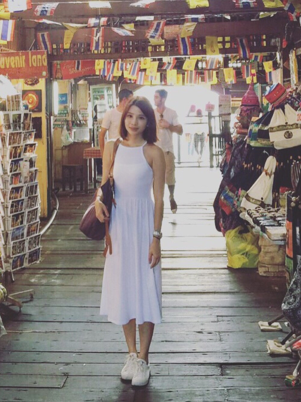 「asosのアイテム（ワンピース、ホワイト系）」を使った、Vivian Kuoさん（レディース・165cm）の秋コーディネートの1枚目の写真