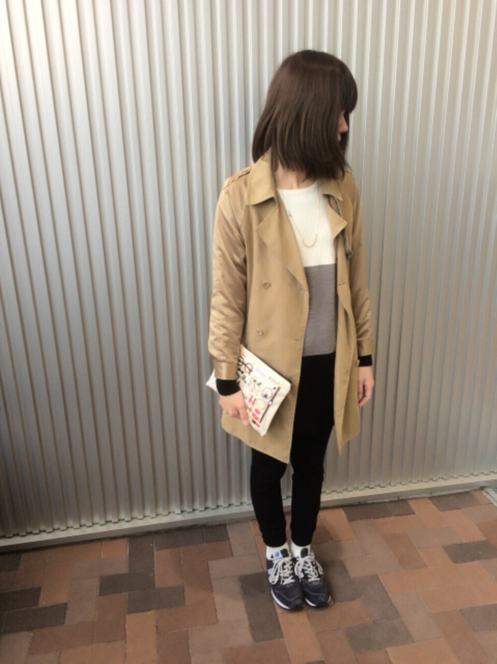 「ニューバランス996、クラッチバッグ、バイカラーニット、ベージュのトレンチコート、スプリングコート」｜「And AのWRL996 SUEDE (New Balance)（スニーカー、ブルー系）」を使った、毒りんご♡さん（レディース・170cm）の春コーディネートの1枚目の写真