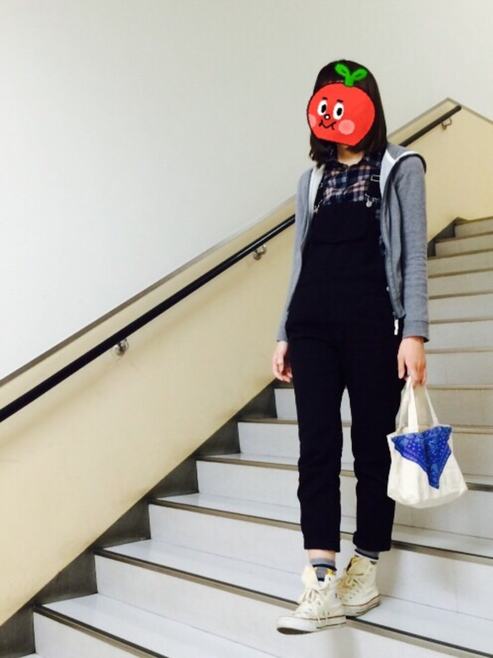 「オーバーオール、エコバッグ」｜「UNIQLOのアイテム（シャツ/ブラウス、ブルー系）」を使った、毒りんご♡さん（レディース・170cm）の春コーディネートの1枚目の写真