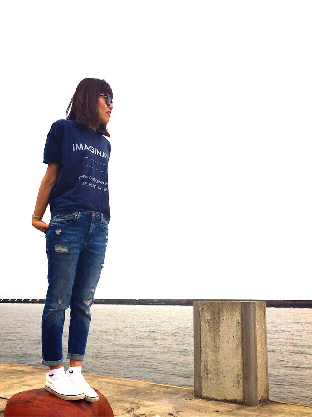 「ダメージデニムパンツ、湖、スリッポン」｜「PLSTのアイテム（Tシャツ/カットソー、ブルー系）」を使った、毒りんご♡さん（レディース・170cm）の夏コーディネートの1枚目の写真