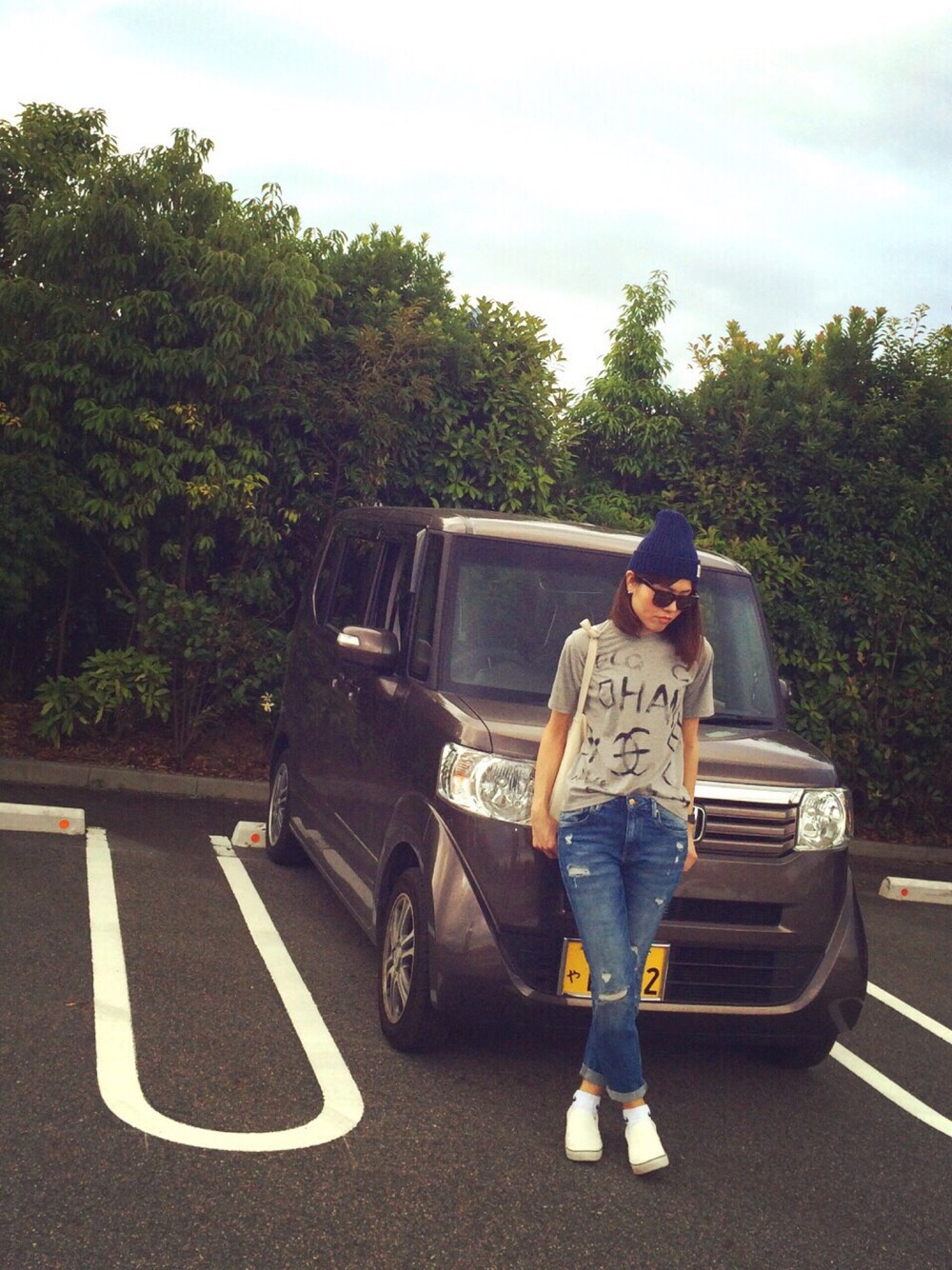 「車好き、ニット帽、サングラス、パロディT、Tシャツイン、ダメージデニムパンツ」｜「GALLERIEのアイテム（Tシャツ/カットソー、グレー系）」を使った、毒りんご♡さん（レディース・170cm）の夏コーディネートの1枚目の写真