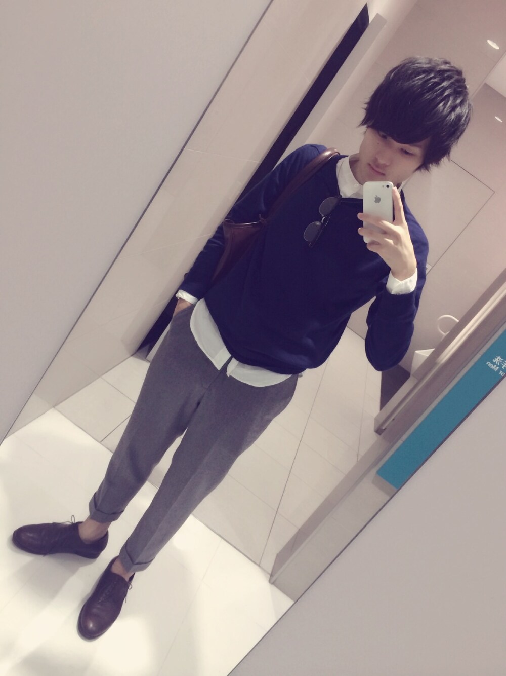 ホワイト系のシャツ/ブラウス、ブルー系のニット/セーター、ブラウン系のトートバッグを着用したメンズの秋コーディネートの1枚目の写真