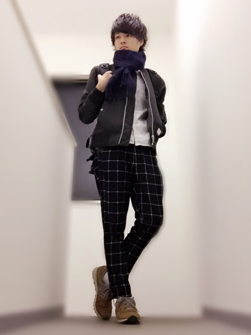 グレー系のブルゾン、ブルー系のスラックス、ブラック系のバックパック/リュックを着用したメンズの冬コーディネートの1枚目の写真