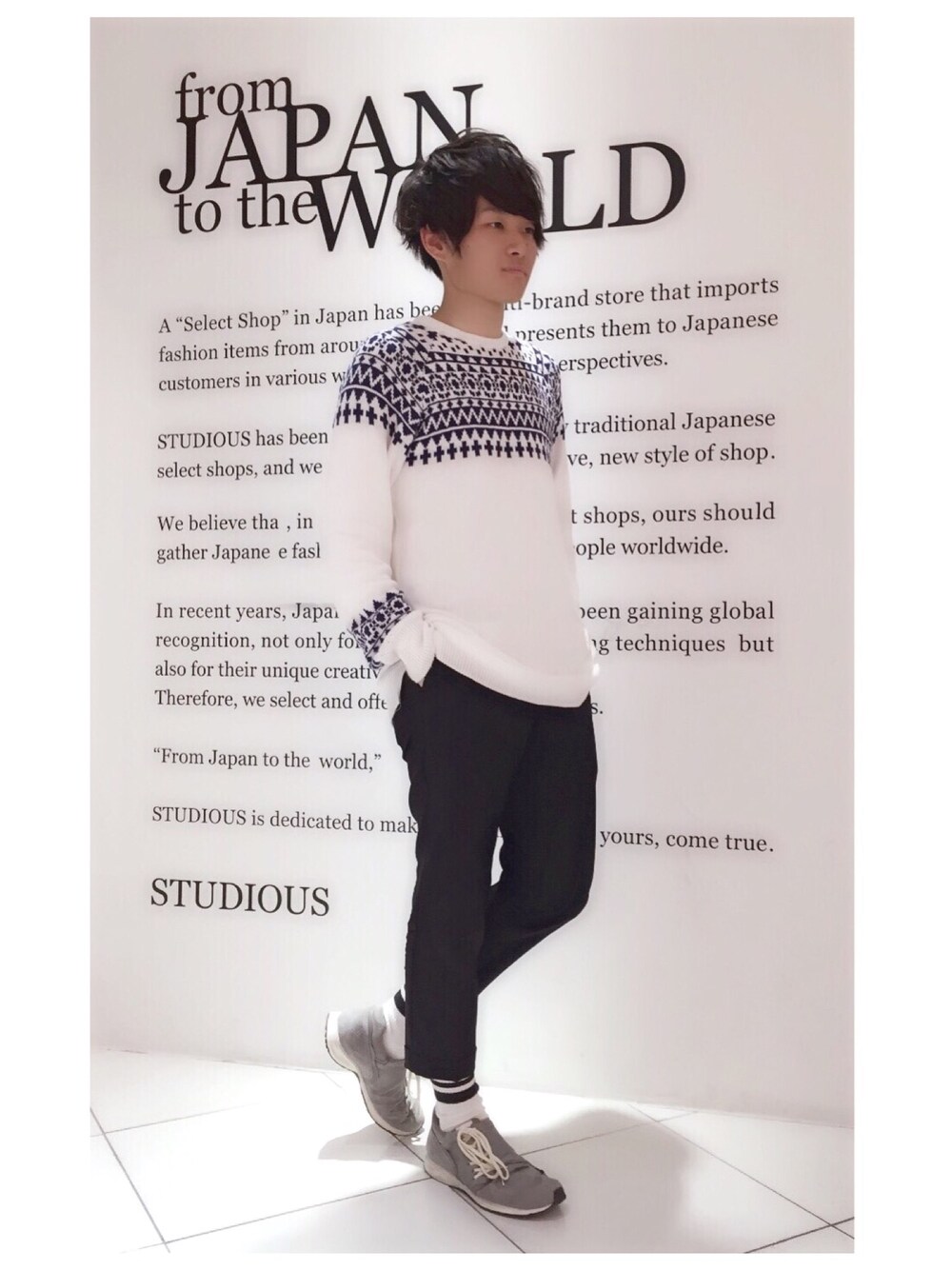 ホワイト系のニット/セーター、ブラック系のスラックス、ホワイト系のソックス/靴下を着用したメンズの春コーディネートの1枚目の写真