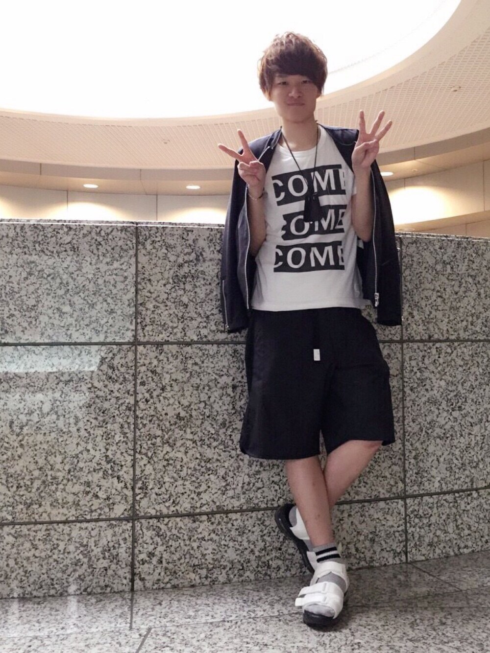 ホワイト系のサンダル、グレー系のパンツ、ホワイト系のTシャツ/カットソーを着用したメンズの夏コーディネートの1枚目の写真