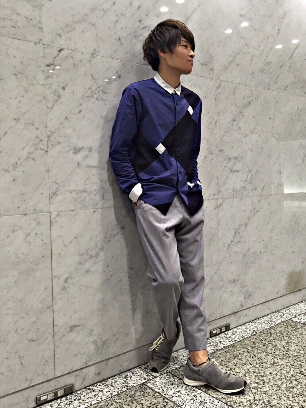 ブルー系のシャツ/ブラウス、グレー系のスラックスを着用したメンズの夏コーディネートの1枚目の写真