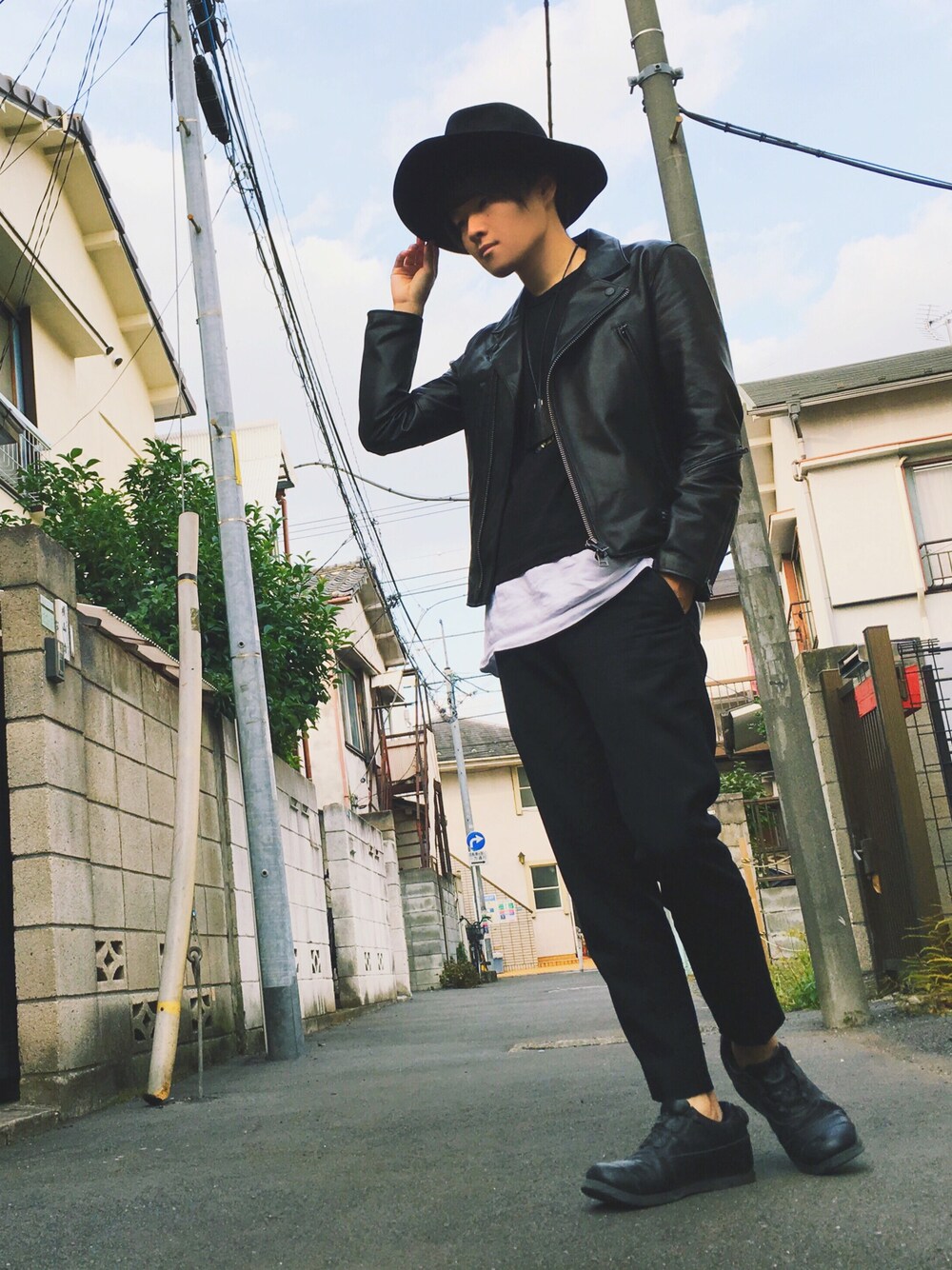 「秋のコーデ、秋服、STUDIOUS、STUDIOUS SELECT(STUDIOUS SELECT)、モード、モノトーン、レイヤードスタイル、ライダース、秋コーデ、黒」｜「JOHN LAWRENCE SULLIVANのTIGHT TROUSERS（スラックス、ブラック系）」を使った、Ryoさん（メンズ・168cm）の秋コーディネートの1枚目の写真
