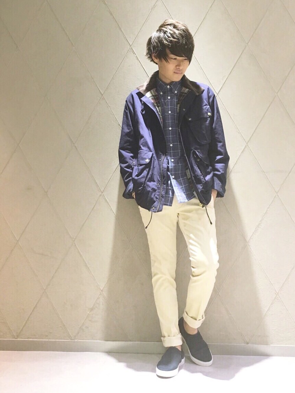 ブルー系のシューズ、ベージュ系のその他パンツ、ブルー系のジャケット/アウターを着用したメンズの秋コーディネートの1枚目の写真
