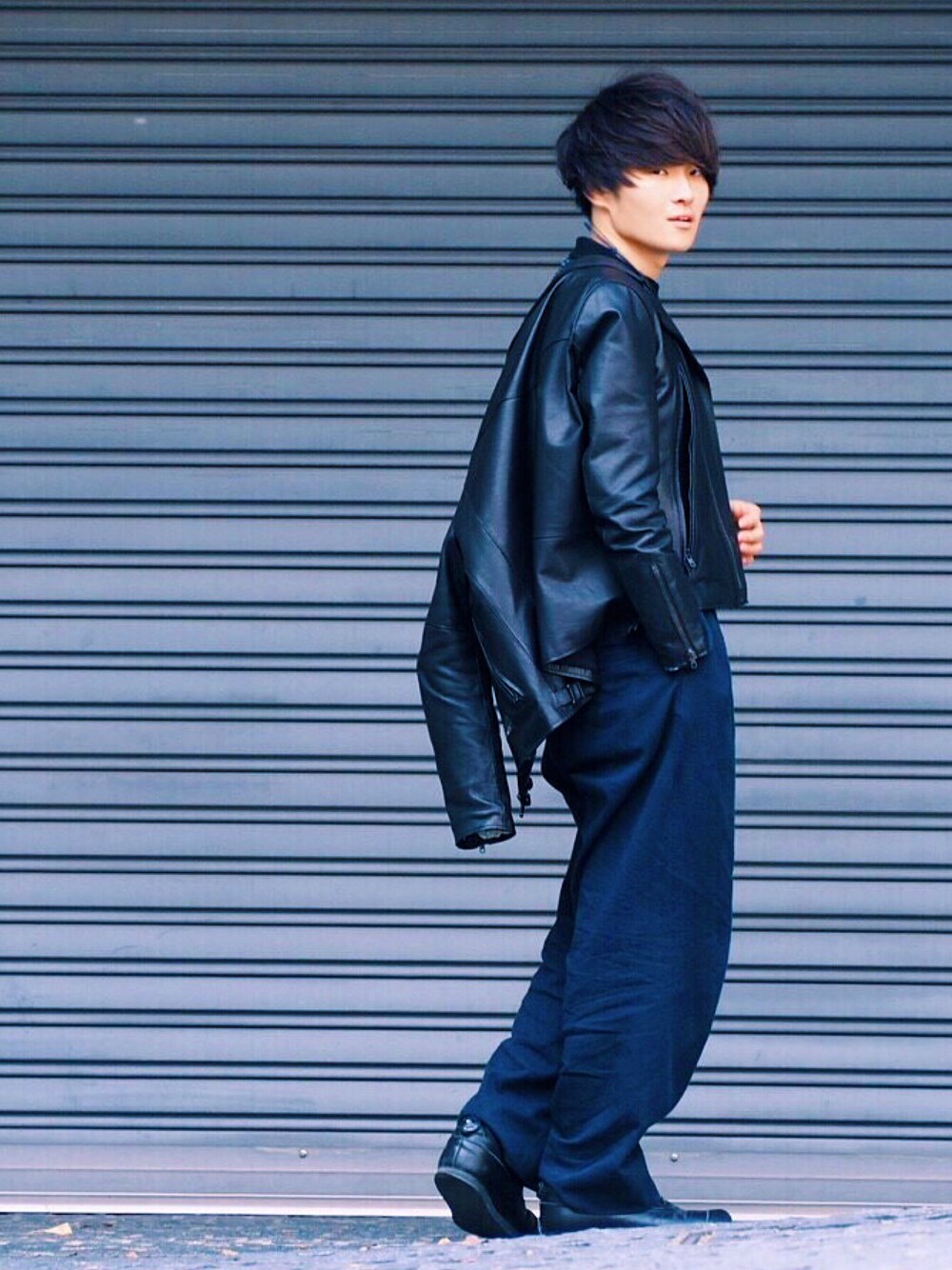 ブラック系のライダースジャケット、ブルー系のパンツ、ブルー系のニット/セーターを着用したメンズの冬コーディネートの1枚目の写真