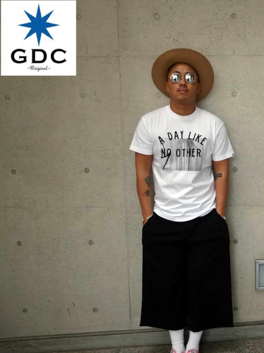 ブラック系のその他パンツ、ホワイト系のTシャツ/カットソー、ベージュ系のハットを着用したメンズの秋コーディネートの1枚目の写真