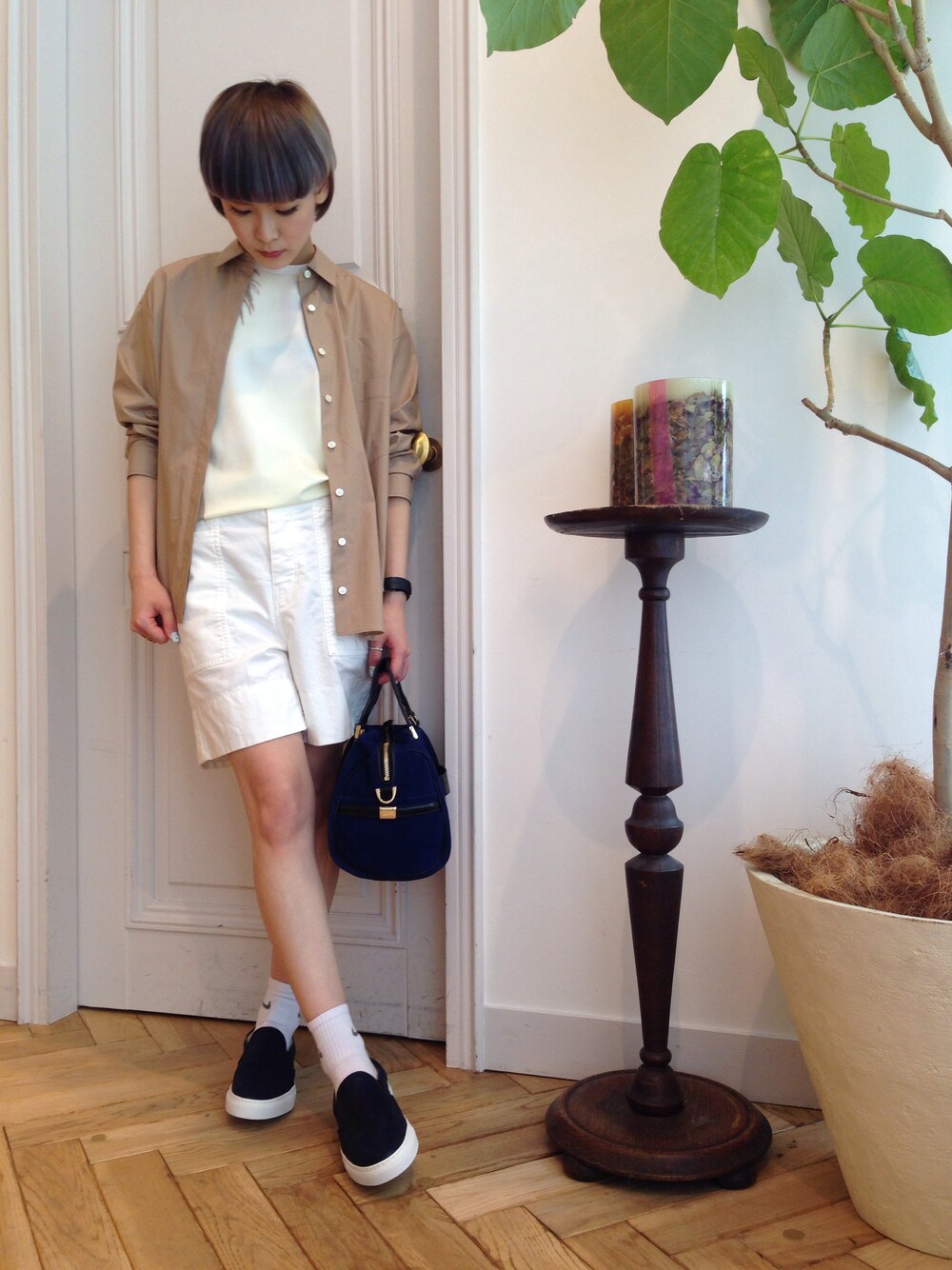 ベージュ系のシャツ/ブラウスを着用したレディースの春コーディネートの1枚目の写真