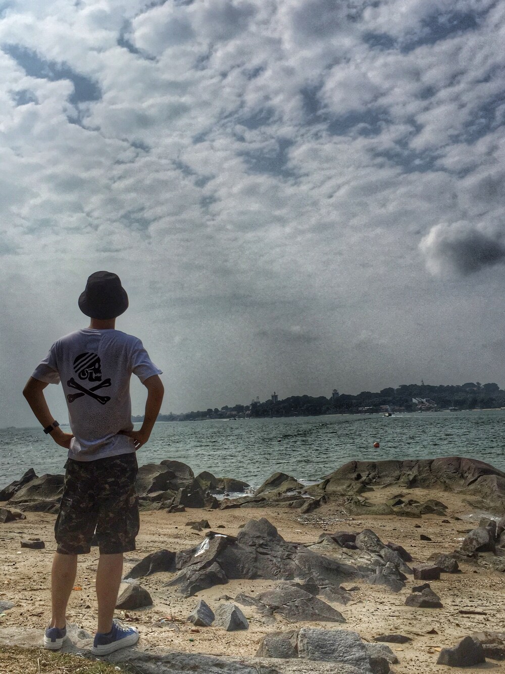 「NEIGHBORHOOD、Carhartt WIP(Carhartt WIP)、stussy」｜「Neighborhood x Adidasのアイテム（Tシャツ/カットソー、ホワイト系）」を使った、LIALさん（メンズ・173cm）の秋コーディネートの1枚目の写真
