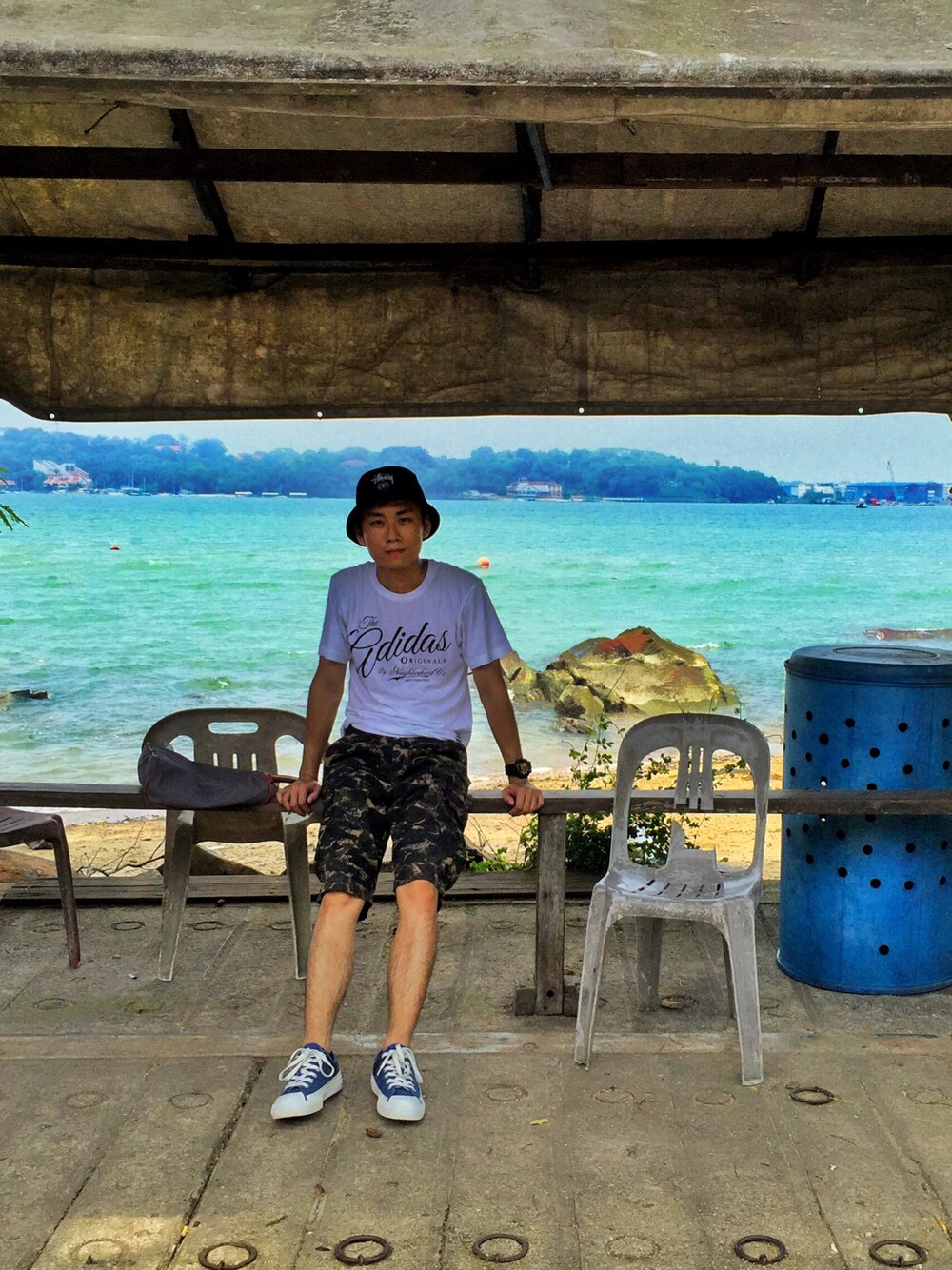 「vacation、SEA」｜「STUSSYのアイテム（帽子、ブラック系）」を使った、LIALさん（メンズ・173cm）の秋コーディネートの1枚目の写真