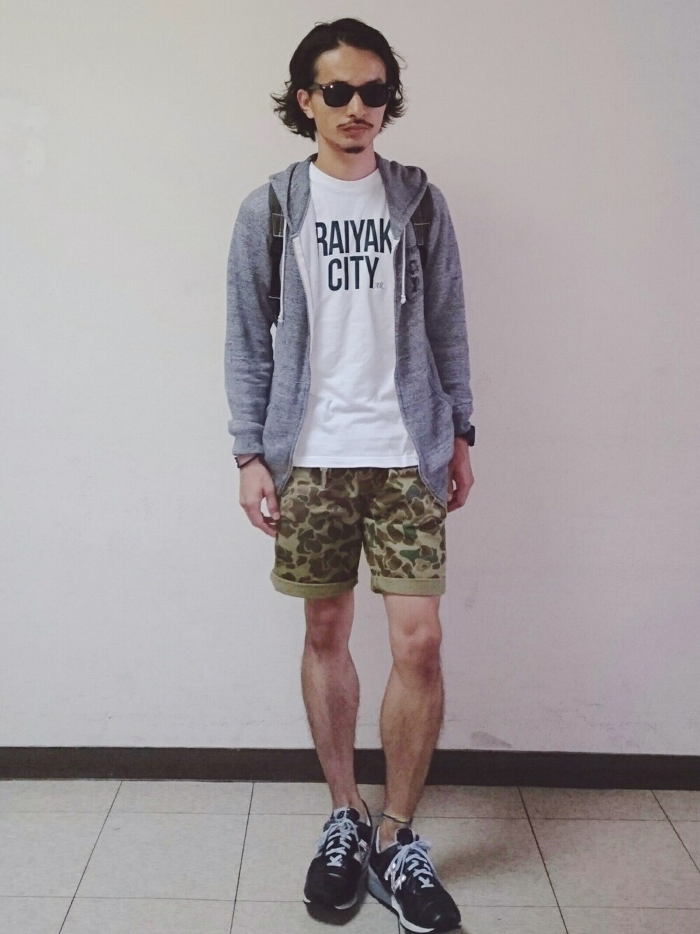 「短パン、New Balance、576、スニーカー、リュック、秋のコーデ、WEARパパ部、パーカー、シンプルコーデ」｜「NEW BALANCEのNEW BALANCE  ニューバランス　M576nubuck  （スニーカー、ブラック系）」を使った、AKIRAKUBOTAさん（メンズ・171cm）の夏コーディネートの1枚目の写真