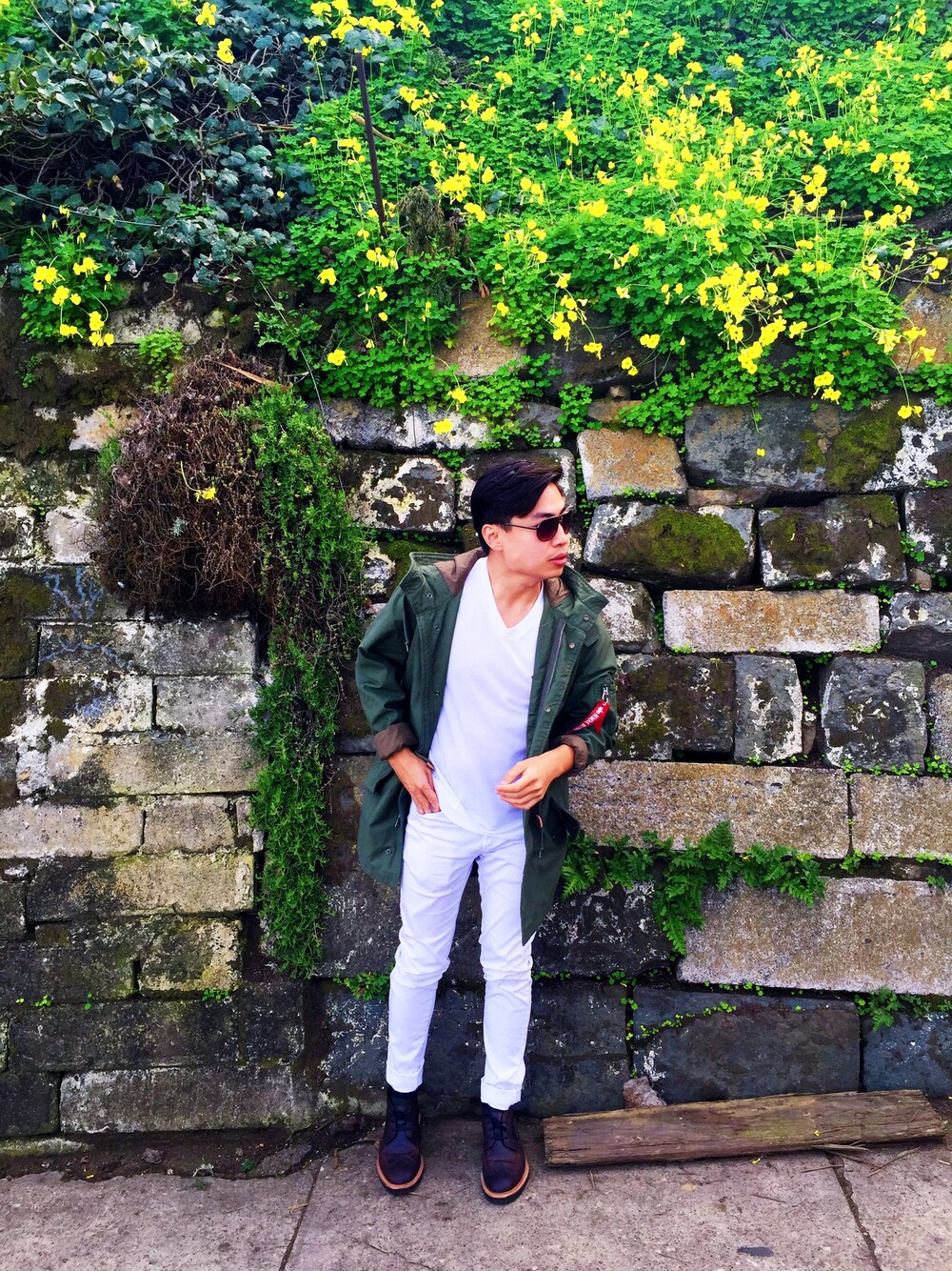 「TrenchCoats_TBrand、ootd、outfit、fall、fashion、casual、white、streetstyle、pants、alpha」｜「Alpha Industriesのアイテム（トレンチコート、グリーン系）」を使った、Andrew Siaさん（メンズ・173cm）の秋コーディネートの1枚目の写真