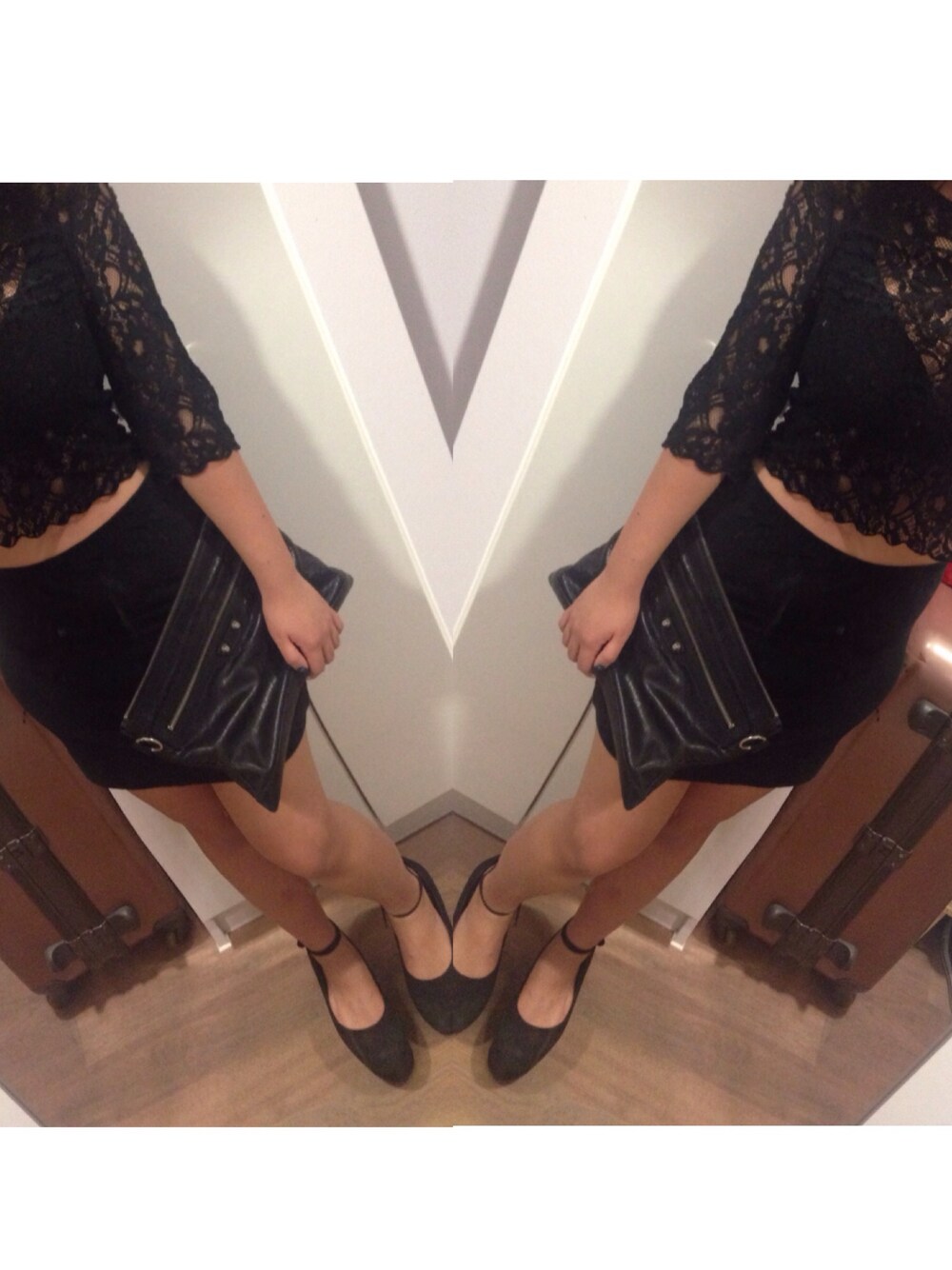 「hkgirl、ALL BLACK、black、JEFFREY CAMPBELL、BALENCIAGA、clutchbag」｜「Jeffrey Campbellのアイテム（パンプス、ブラック系）」を使った、VianNgさん（レディース・160cm）の秋コーディネートの1枚目の写真