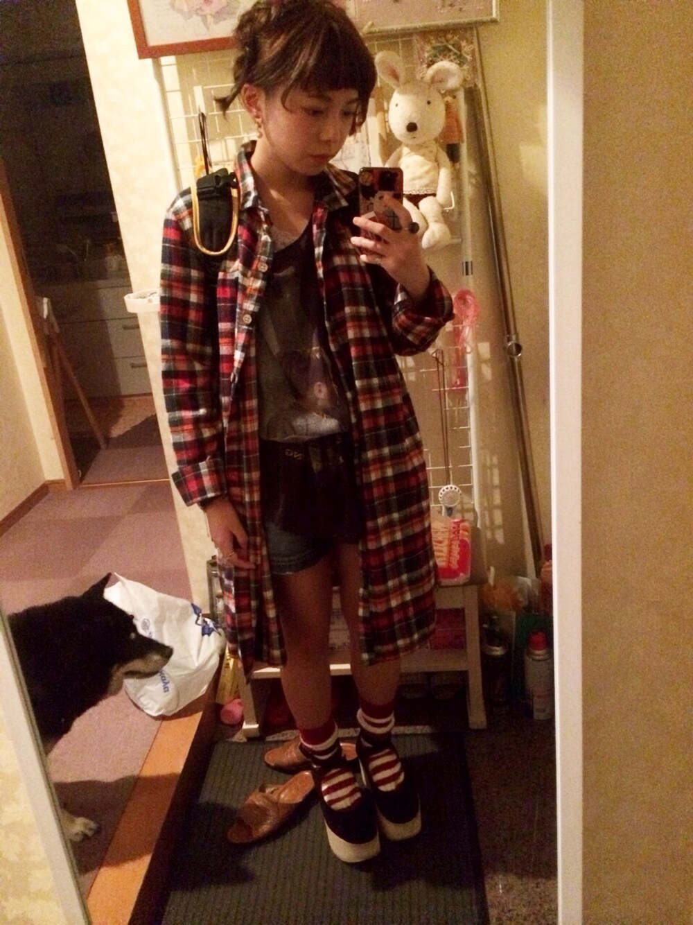 ブラック系のバックパック/リュック、ブラック系のその他シューズ、ホワイト系のイヤリングを着用したレディースの秋コーディネートの1枚目の写真