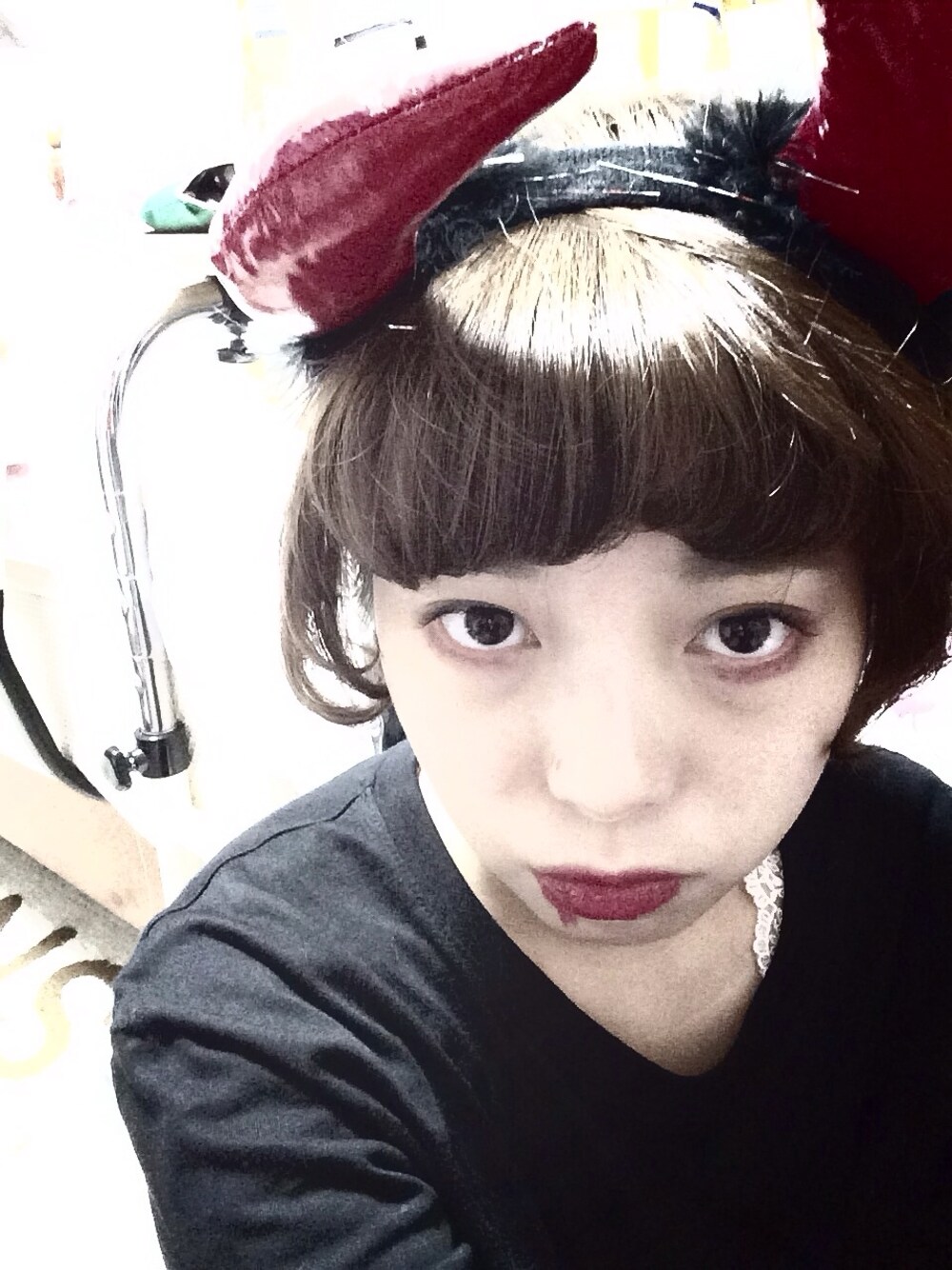 レッド系のその他ヘアアクセサリー、レッド系のその他ヘアアクセサリー、レッド系のその他ヘアアクセサリーを着用したレディースの秋コーディネートの1枚目の写真