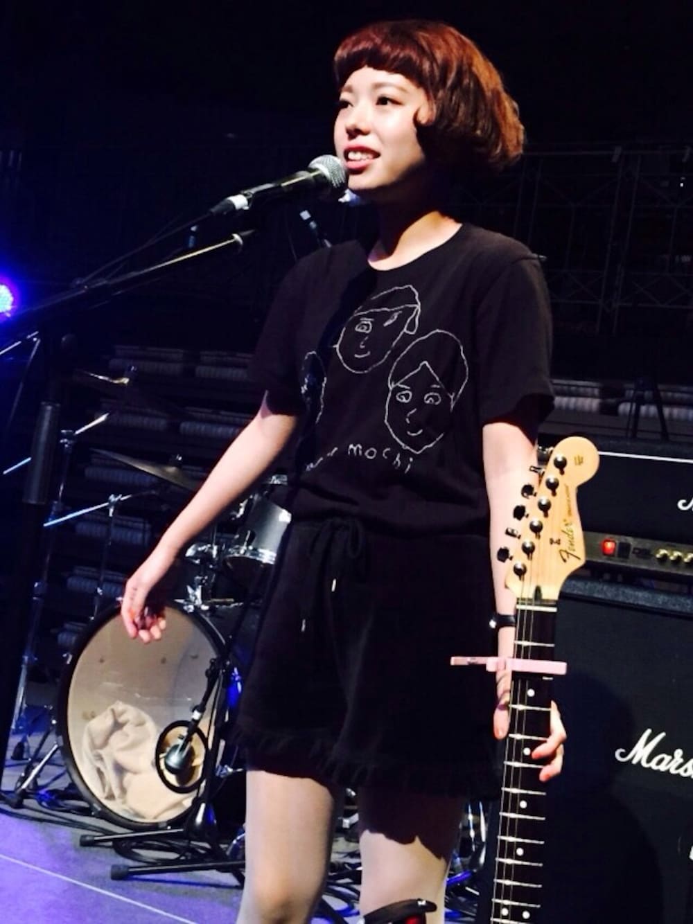 ブラック系のTシャツ/カットソー、ブラック系のその他、ブラウン系のその他を着用したレディースの冬コーディネートの1枚目の写真