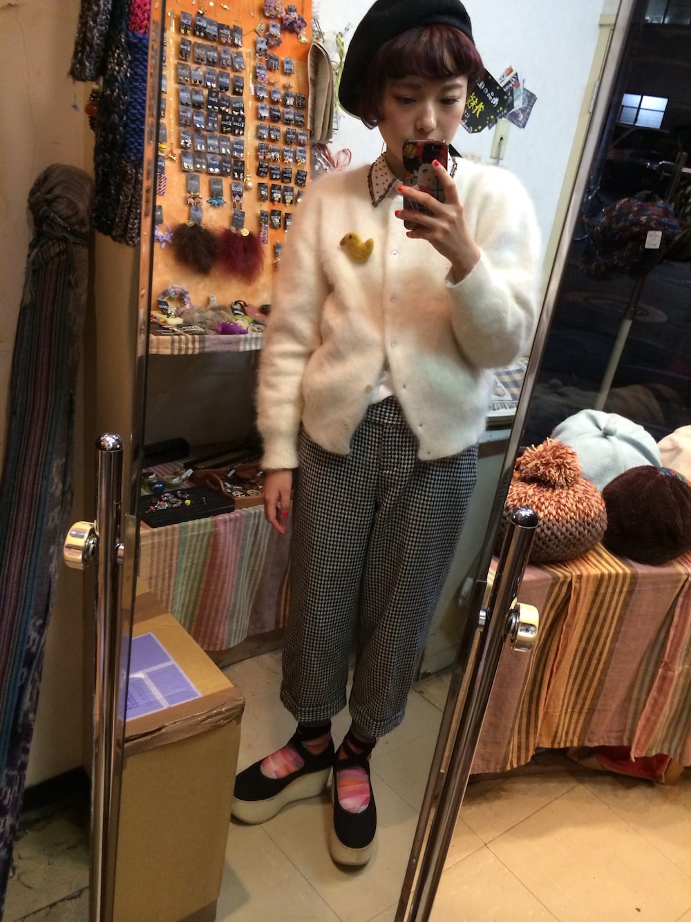 「モヘアニット、古着、千鳥格子、パンツ、カラーソックス、ボーダー、ビジュー、Tokyo bopper、BELLY BUTTON、ベレー帽」｜「bulle de savonのコートとスヌード（ステンカラーコート、ブルー系）」を使った、えあさん（レディース・144cm）の冬コーディネートの1枚目の写真