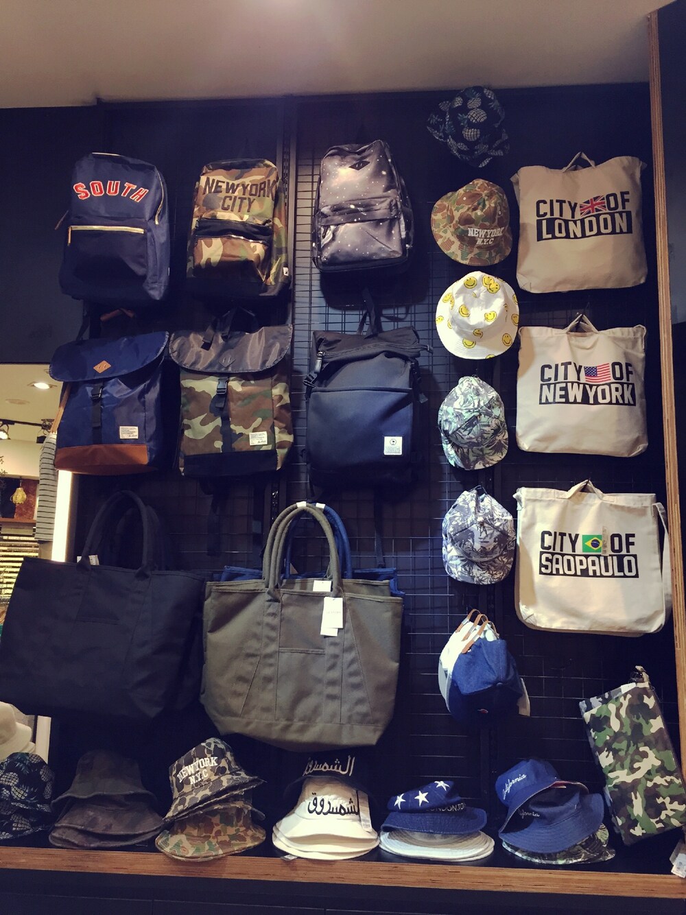 「JRUNWAY、Singapore、UNISEX、hat、CAP、totebag、backpack、autumn、シンガポール、WEAR」｜「WEGOのアイテム（ハット、ブラウン系）」を使った、JRunwayさん（レディース・160cm）の秋コーディネートの1枚目の写真