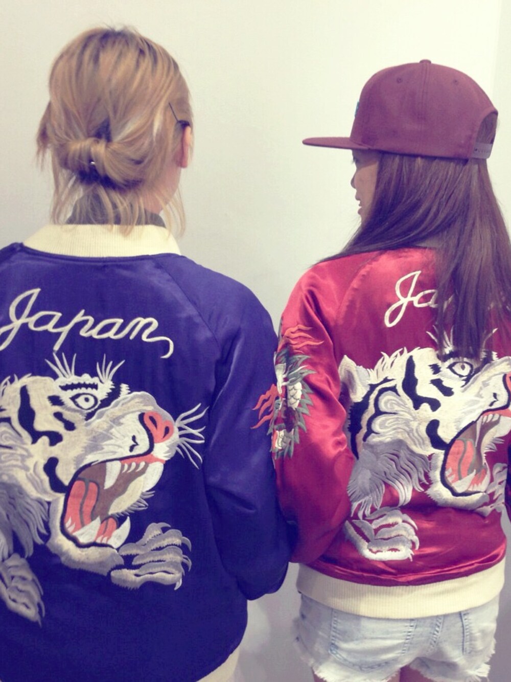 「Singapore、JRUNWAY、スカジャン、embroidered、Japan、ART、tattoo、シンガポール、WEAR」｜「Ryugiassakuのwhite tiger embro souvenir jacket（その他、ブルー系）」を使った、JRunwayさん（レディース・160cm）の秋コーディネートの1枚目の写真